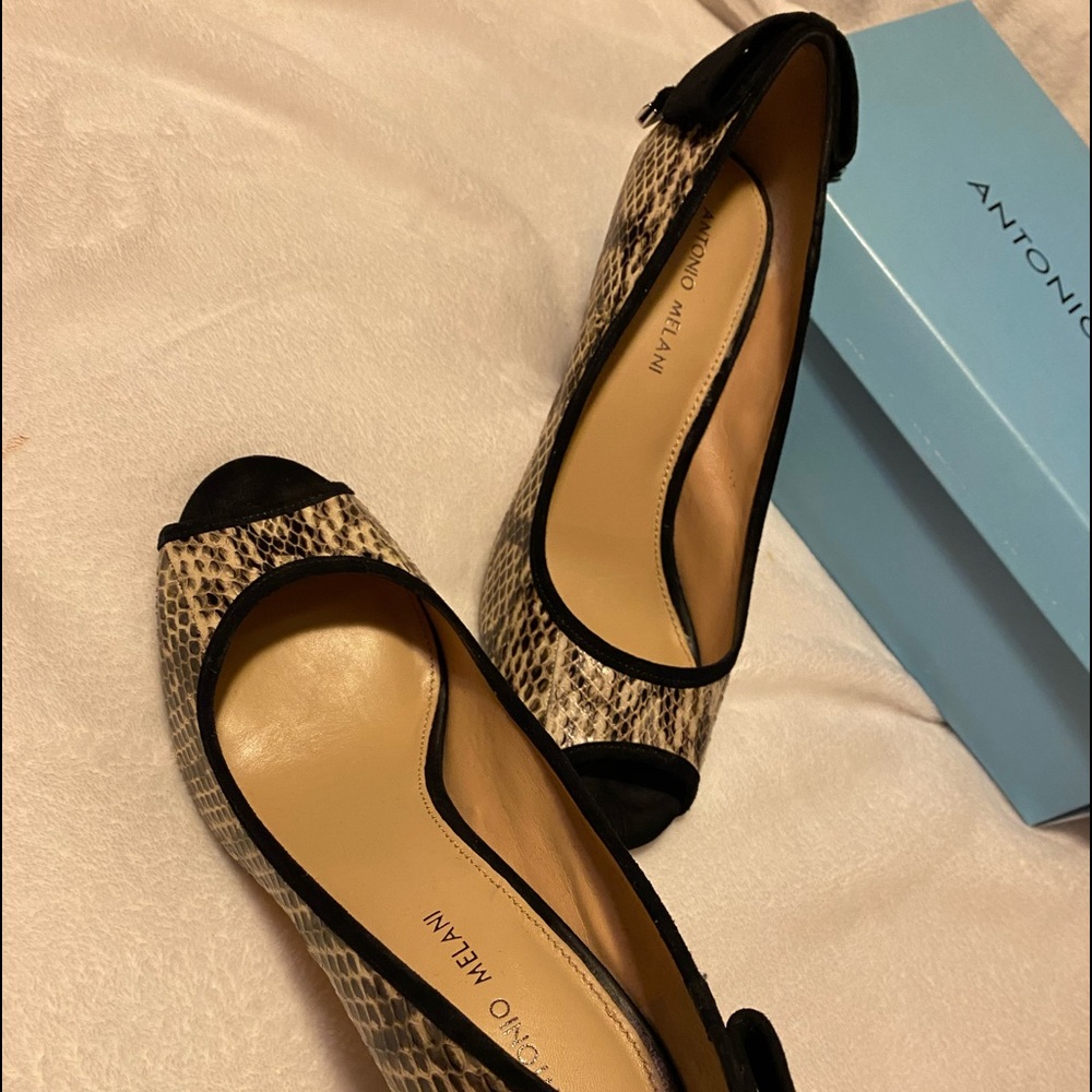 Beautiful Peep-Toe Snake Skin w/Black Velvet Trim
